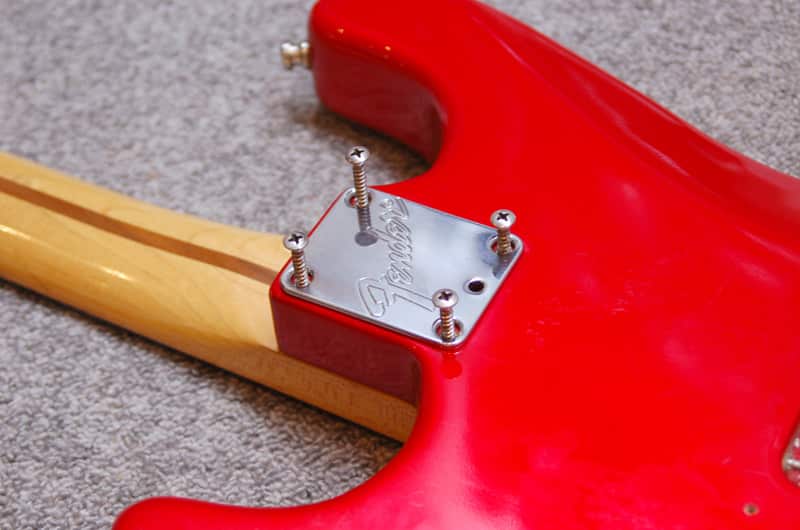 Comment assembler manche et corps de guitare électrique Fender