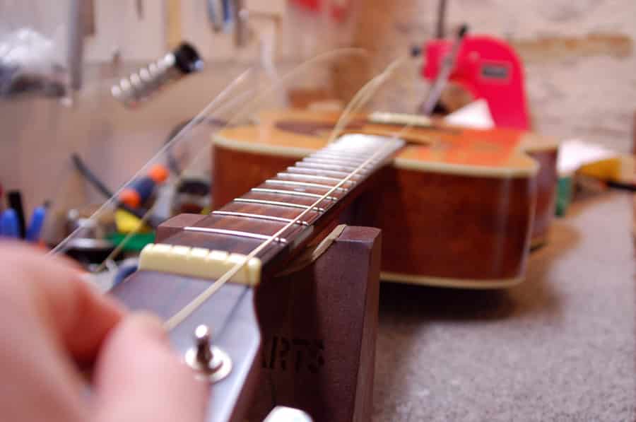 Comment changer ses cordes de guitare folk acoustique ? - Tutoriel