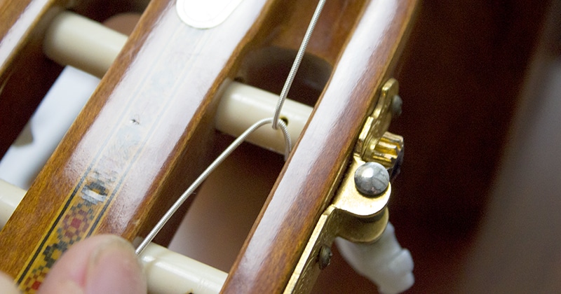 Comment changer les cordes d'une guitare classique - Methode de pro !