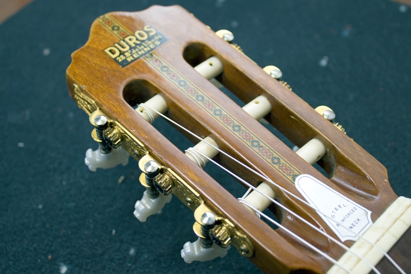 🎸 Atelier Guitare : Comment changer les cordes d'une Guitare Classique ? 