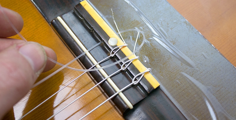 Changer les cordes d'une guitare électrique - Cours particuliers