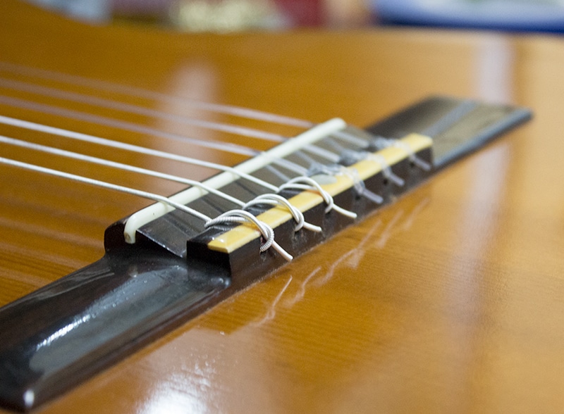 Changer une corde de guitare Classique en images - Guitaratonton - cours de  guitare à Nantes